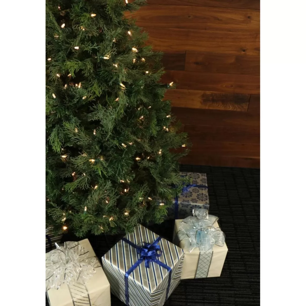 Fraiser Hill Farms 5-Ft. Northern Cedar Teardrop Christmas Tree With Clear Led Lights And Ez Connect
