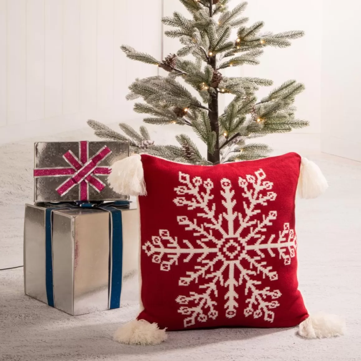 Glitzhome 18In Knitted Snowflake Acrylic Red Pillow Cover With Tassels